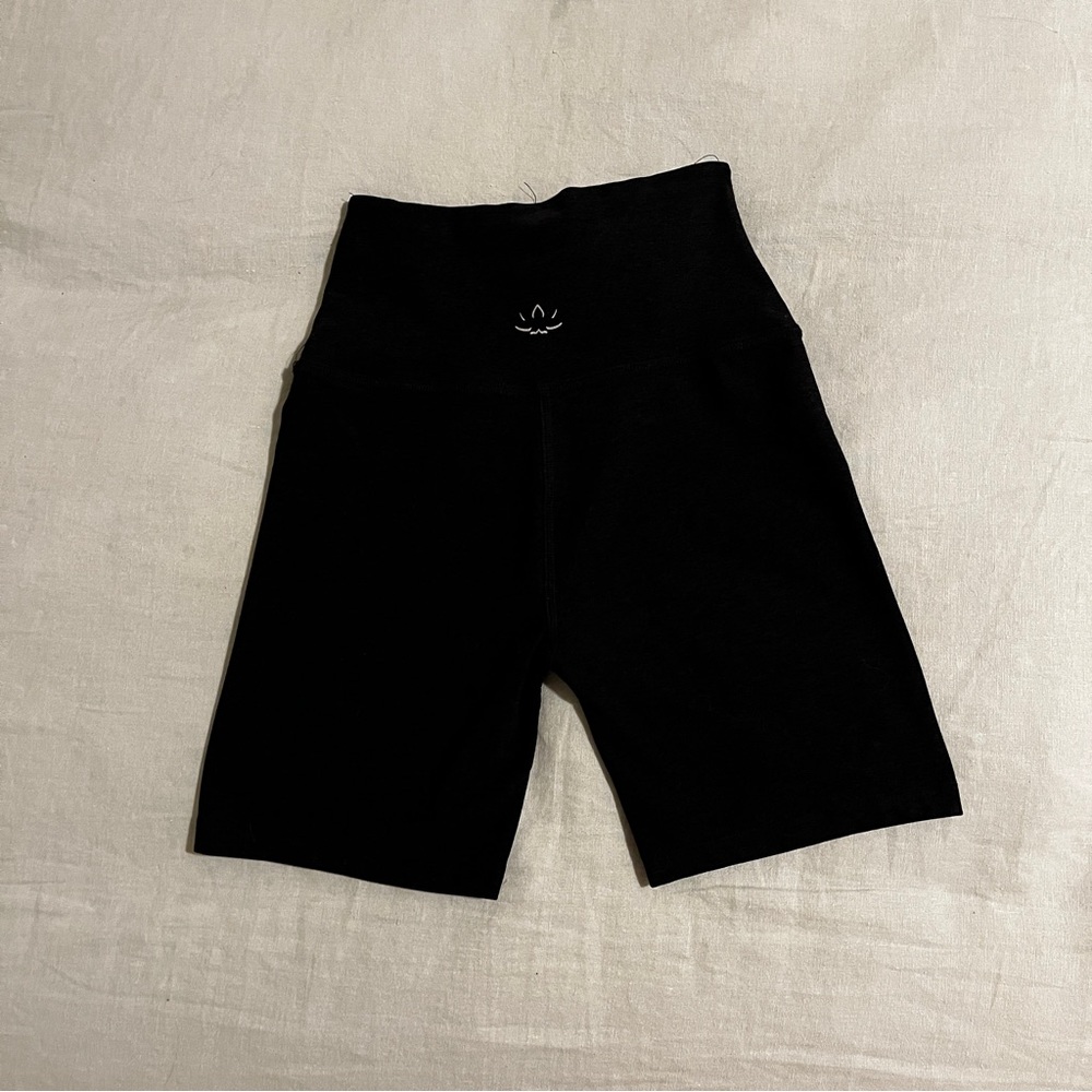 Beyond Yoga Darkest Night biker shorts XS